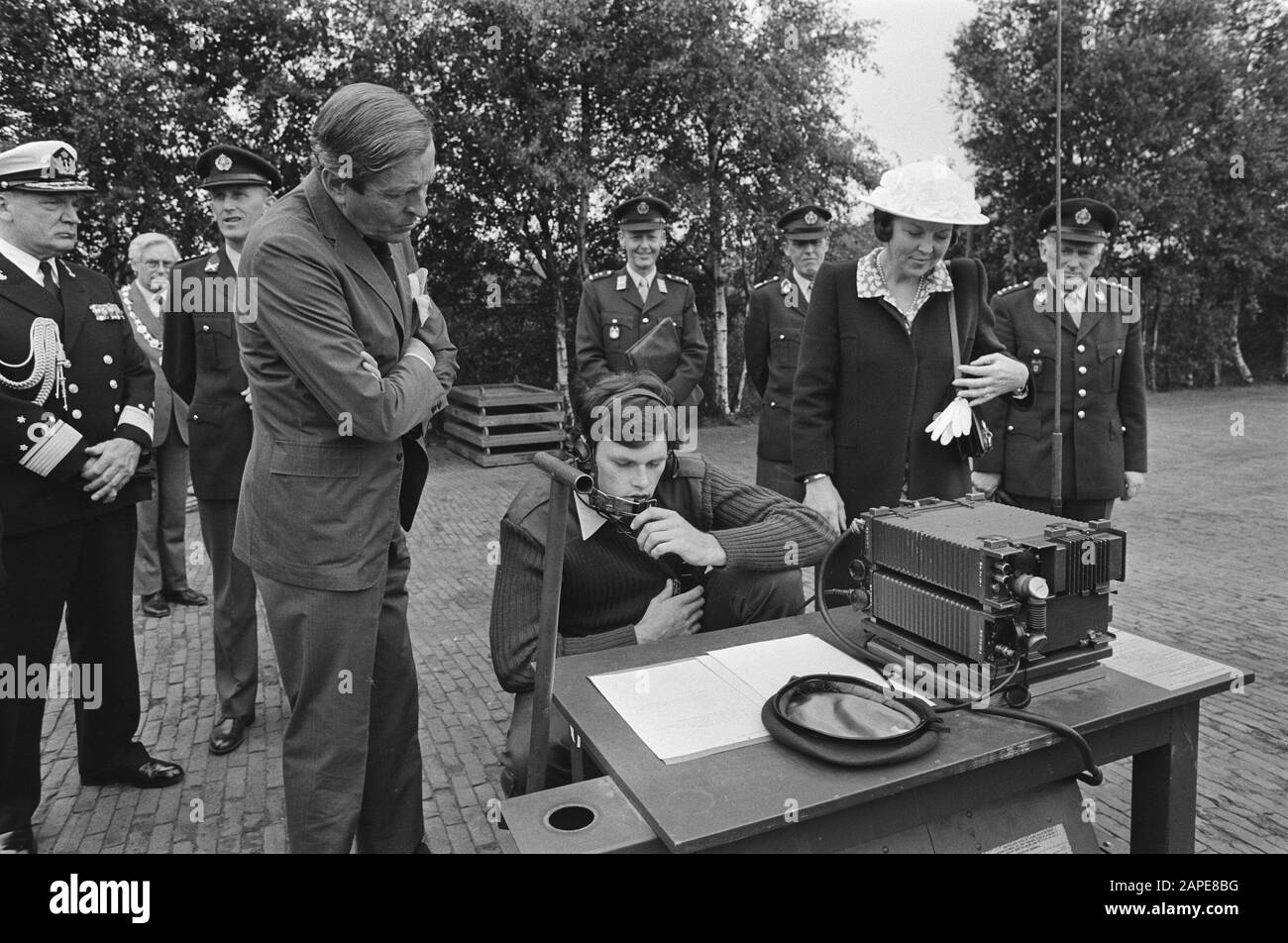 Beatrix and Claus visit the Commando Royal Army in Harderwijk; 23: Beatrix views launch device of the anti-tank rocket Date: 24 June 1981 Location: Harderwijk Keywords : Launch devices, visits Personal name: Beatrix, queen, Claus, prince Stock Photo