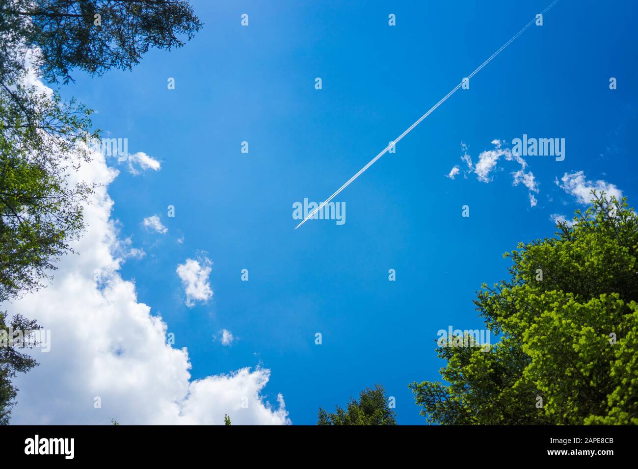 High flying airplane jet leaves hi-res stock photography and images - Alamy
