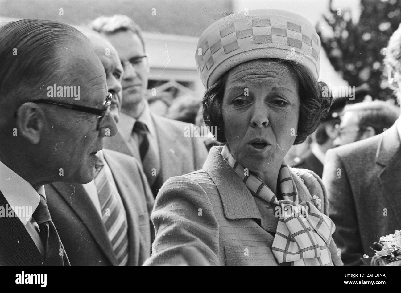 H.M. de Queen and Prins Claus attended celebration 75-year anniversary of Ver. tot Conservation of Natural Monuments in Naarden by Description: Beatrix in conversation Date: September 20, 1980 Location: Naarden, Noord-Holland Keywords : conversations, queens Personal name: Beatrix (queen Netherlands) Stock Photo