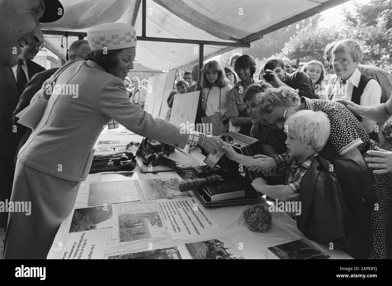 Celebration 75-year anniversary of Ver. tot Conservation of Natural Monuments in Naarden, attended by Queen Beatrix and Prince Claus Description: Beatrix comfort 6-year-old Gertjan Boonstra, who is part of a stand on his Head got Date: 20 September 1980 Location: Naarden, Noord-Holland Keywords: anniversaries, queens, environmental management, public, associations Personal name: Beatrix (queen Netherlands), Boonstra, Gertjan Stock Photo