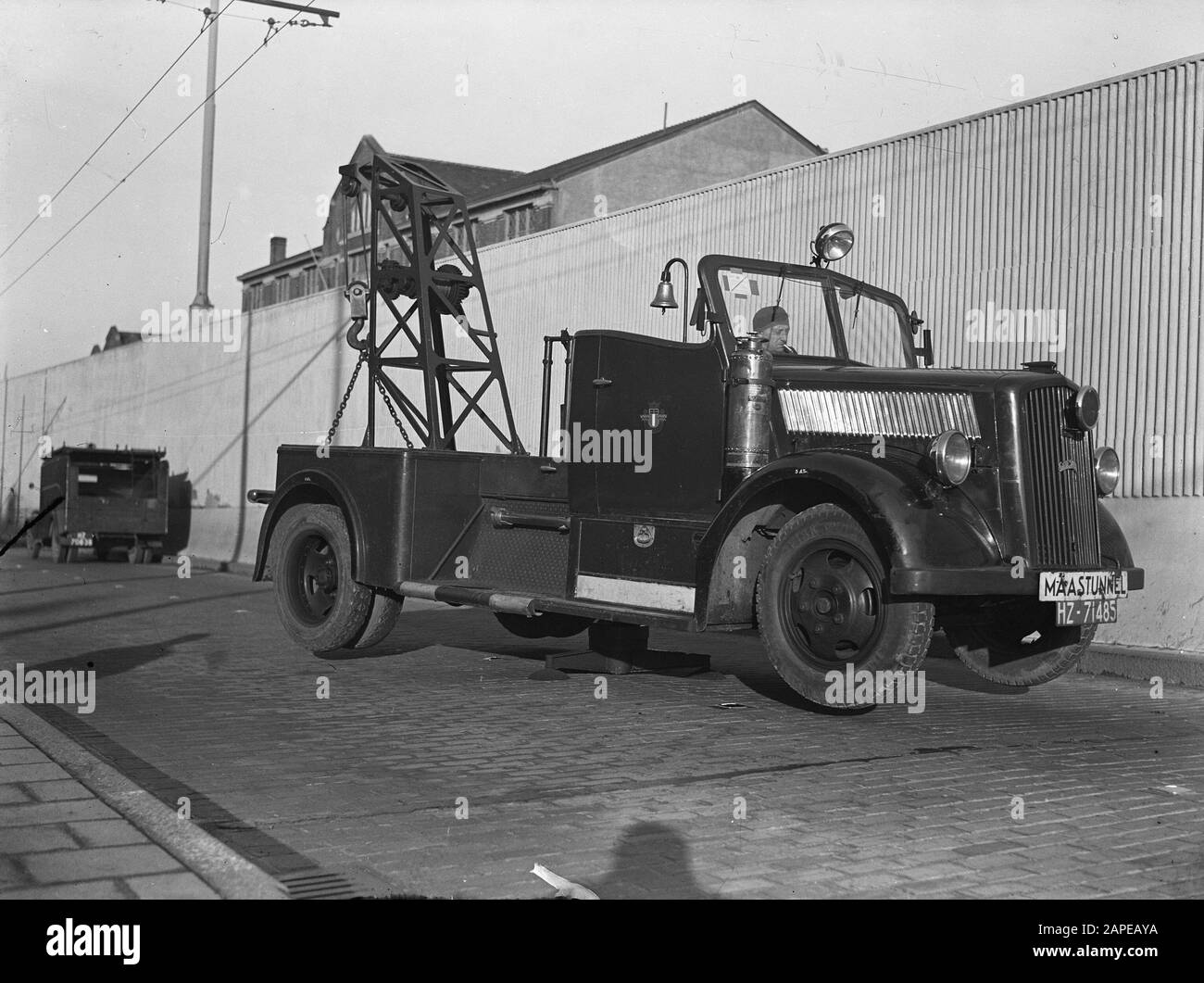 Quel véhicule pour cette grue? The-special-opel-blitz-crane-truck-of-the-maastunnel-this-is-built-by-geesink-from-weesp-and-equipped-with-a-centrally-placed-lifting-column-that-lifts-the-vehicle-completely-and-allows-the-vehicle-to-rotate-360-degrees-date-18-january-1946-location-rotterdam-zuid-holland-keywords-traffic-trucks-setting-name-maastunnel-opel-2APEAYA