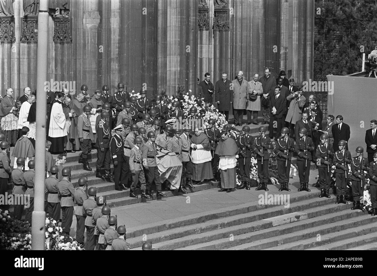 Burial Adenauer, coffin is church carried out Date: April 25, 1967 Keywords: funerals, churches, chests Personal name: Adenauer, Konrad Stock Photo