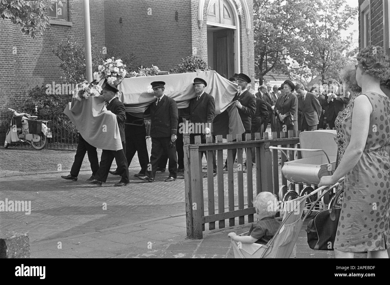 Burial H. van Randwijk at Ylpendam, the coffin and relatives at abandoned Church Date: May 17, 1966 Location: Ilpendam Keywords: funerals, churches Personal name: H. van Randwijk Stock Photo