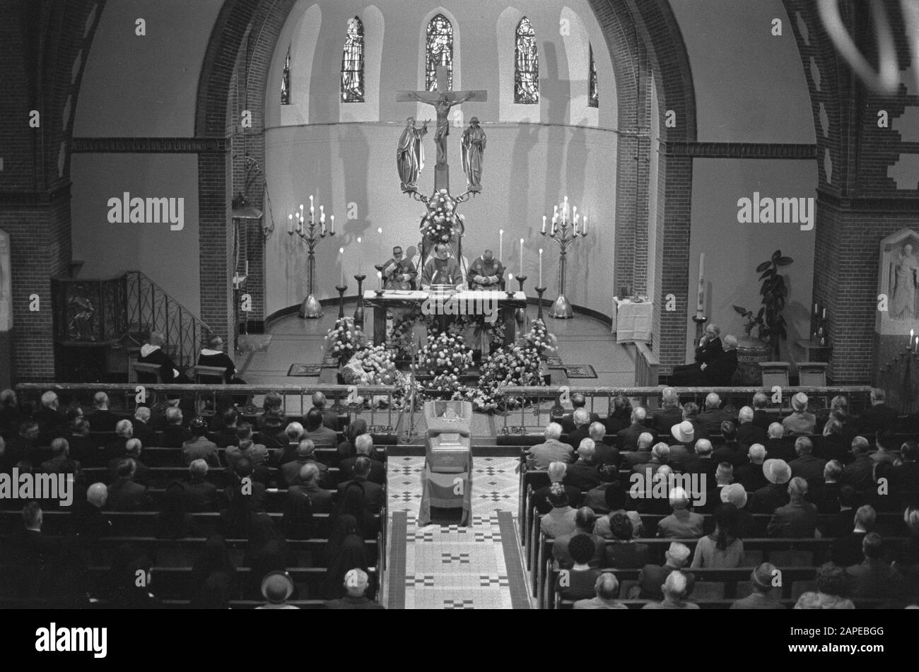 Burial prof. dr. mag. J.B. Kors, former chairman of the KRO. In the St. Antonius Church in Utrecht was commissioned the requiemmis by father drs. F.E. van Waesberge, provincial of the Domincans in the Netherlands Date: 10 August 1966 Location: Utrecht (city) Keywords: Crucifix, altars, funerals, interior, church buildings, liturgy, broadcasters, priests, religious services, benches Personal name: Kors, J.B., Waesberge, J.H. Stock Photo