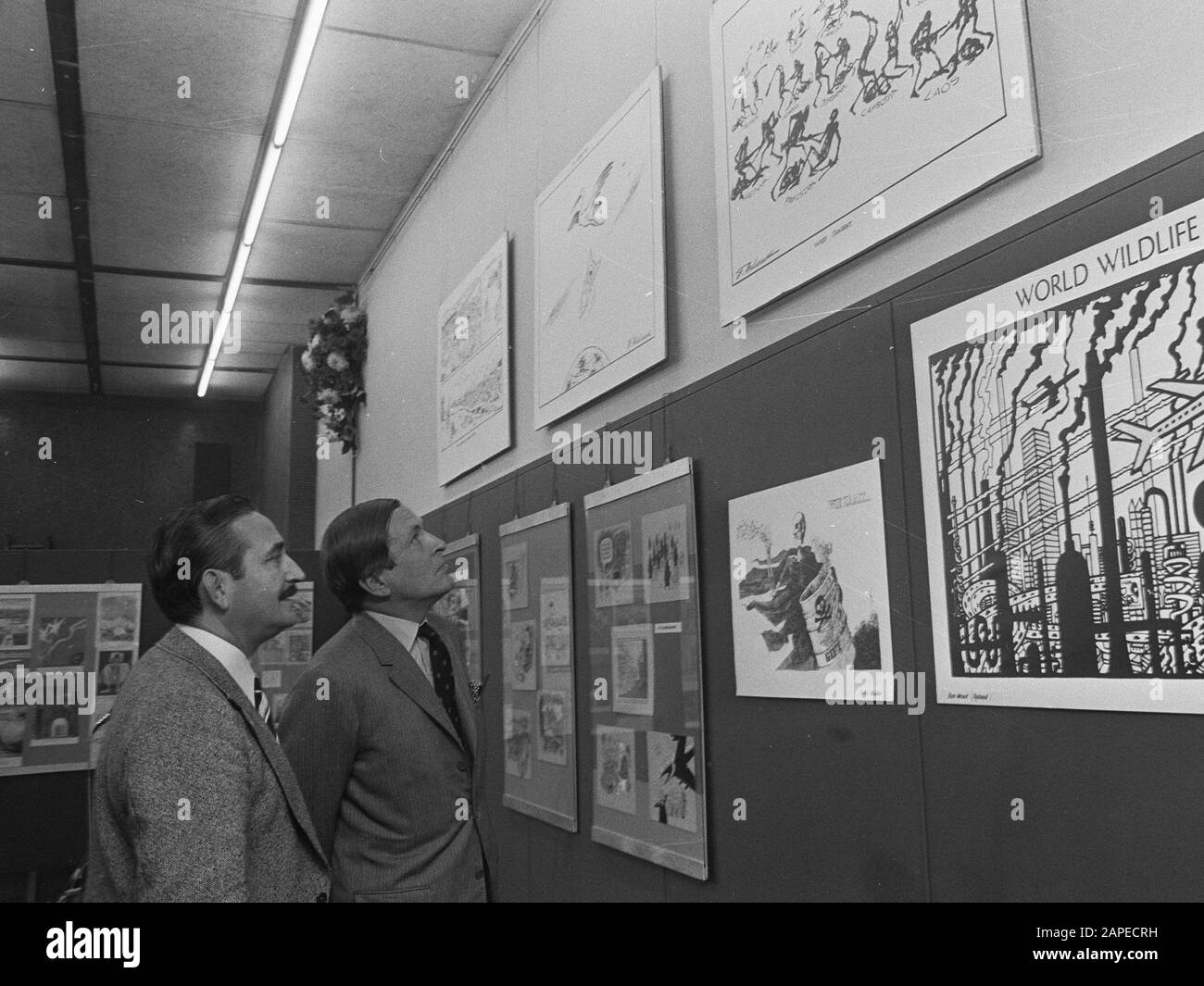 an cartoons in the building of the Parool. The prince and cartoonist Fritz Behrendt watch cartoons Date 9 November 1973; Stock Photo