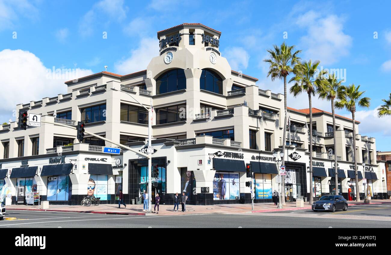 HUNTINGTON BEACH, CALIFORNIA - 22 JAN 2020: Shops at the corner of Pacific Coast Highway and Main Street in Huntington Beach. Stock Photo