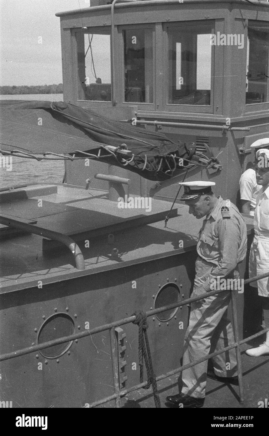 Visit Admiral Pinke to North Sumatra Description: Belawan-Deli: On 6 November the Fleet Toogd visited Belawan and Medan. Vice Admiral A.S. Pinke (left) inspected one of the patrol boats of the Royal Navy. Date: 6 November 1947 Location: Indonesia, Dutch East Indies Stock Photo