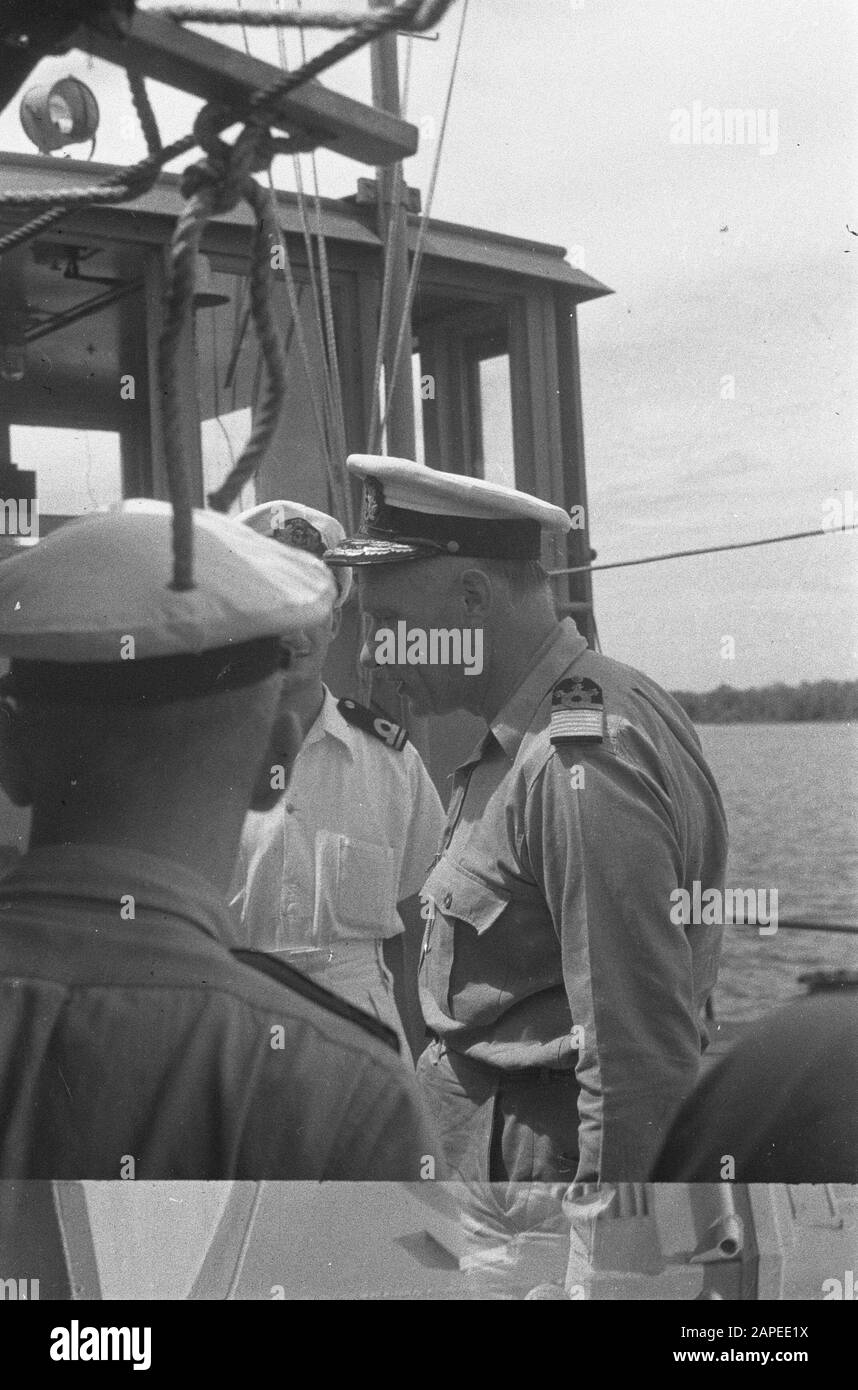 Visit Admiral Pinke to North Sumatra Description: Belawan-Deli: On 6 November the Fleet Toogd visited Belawan and Medan. Vice Admiral A.S. Pinke (left) inspected one of the patrol boats of the Royal Navy Date: 6 November 1947 Location: Indonesia, Dutch East Indies Stock Photo