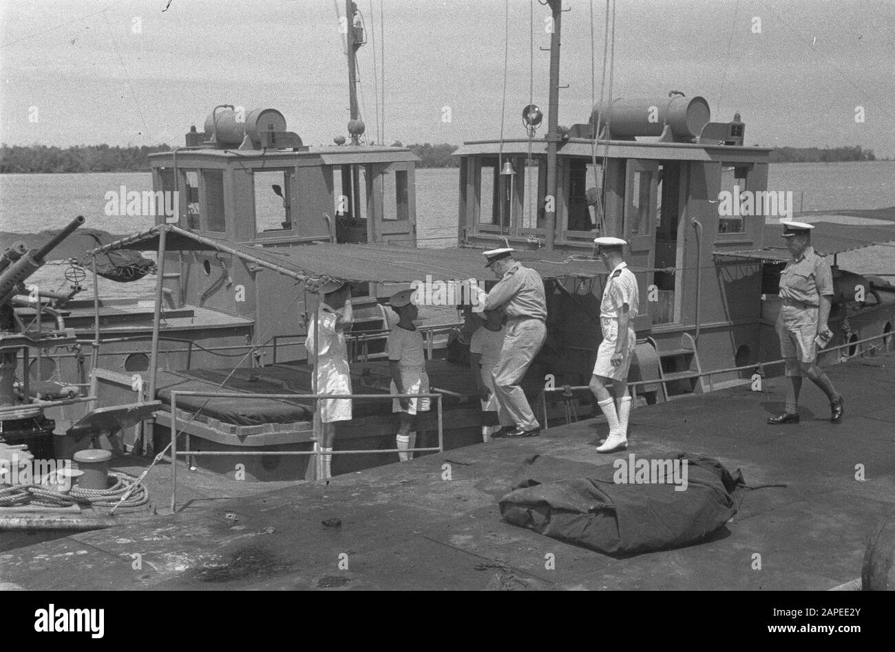 Visit Admiral Pinke to North Sumatra Description: Belawan-Deli: On 6 November the Fleet Toogd visited Belawan and Medan. Vice Admiral A.S. Pinke (left) inspected one of the patrol boats of the Royal Navy Date: 6 November 1947 Location: Indonesia, Dutch East Indies Stock Photo