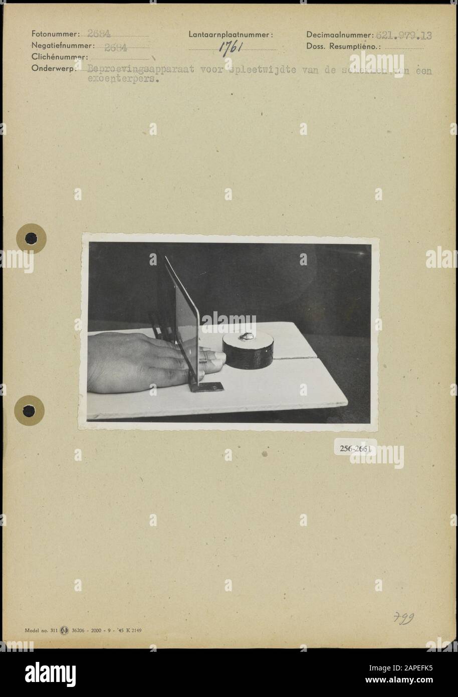 Security of eccenterpresses Description: Trial device for the slit width of the screens of an eccenterpress Date: undated Keywords: security, metal industry, presses Stock Photo