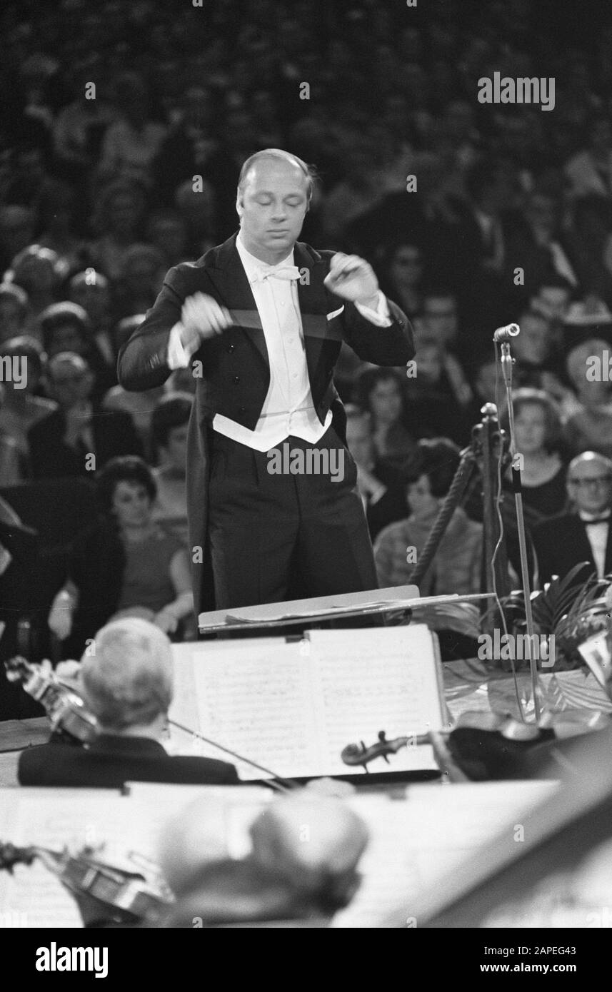 Grand Gala du Disque classical 1966 in the Amsterdam Concertgebouw Description: Bernhard Haitink conducts Date: 28 October 1966 Location: Amsterdam, Noord-Holland Keywords: concert halls, conductors, musicians Personal name: Haitink, Bernard Stock Photo