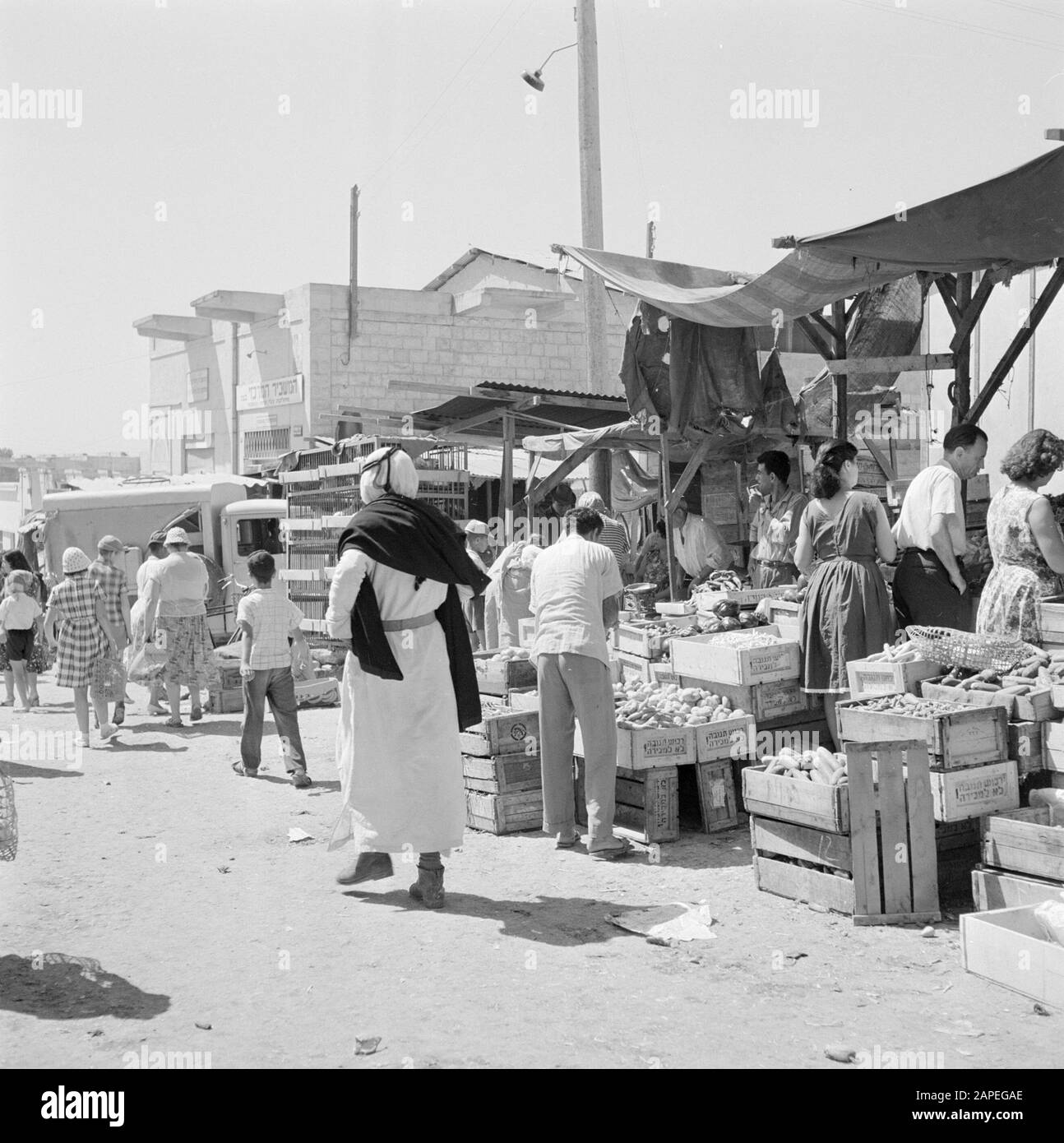 Bersjeba. Market stall with fruit and vegetables Date 1 January 1960