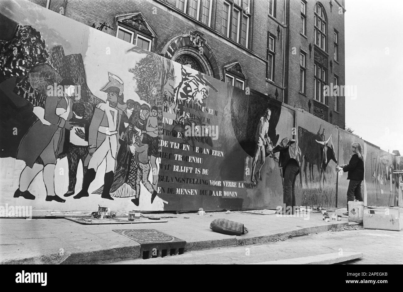 Painting fence Tropenmuseum by pupils State Academy of Fine Arts Date: May 13, 1976 Keywords: PUPPINS, museums Institution name: Tropenmuseum Stock Photo