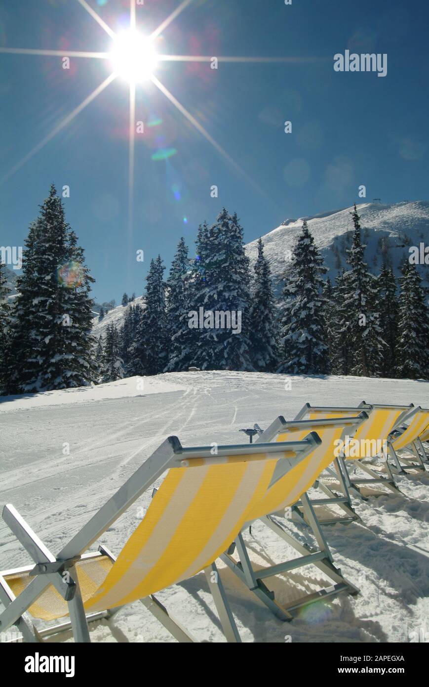 Steiermark, Winterlandschaft, Liegestühle in der Sonne - Winter Holidays in  Austria Stock Photo - Alamy