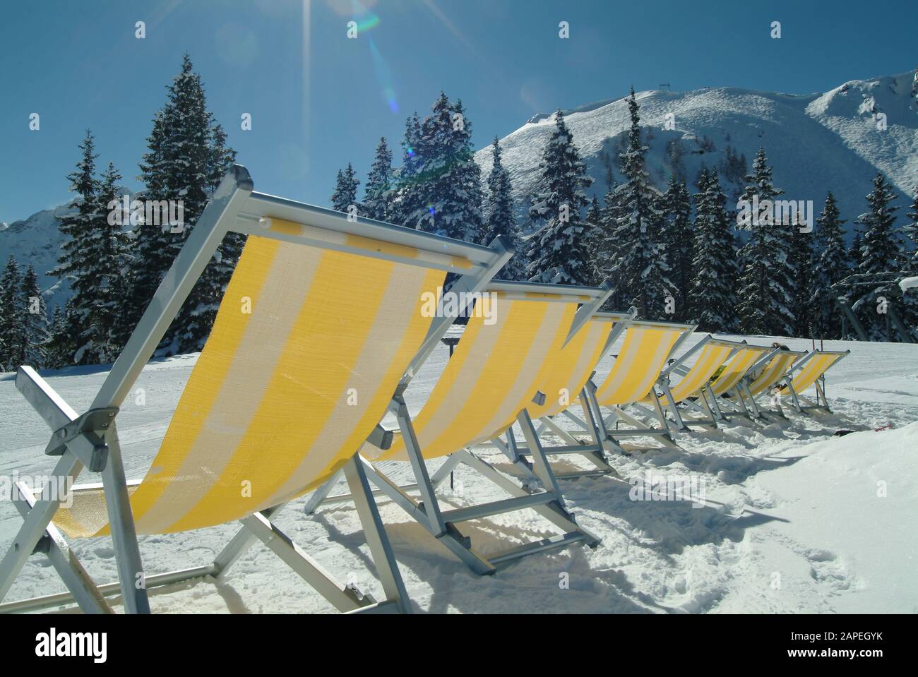 Steiermark, Winterlandschaft, Liegestühle in der Sonne - Winter Holidays in  Austria Stock Photo - Alamy