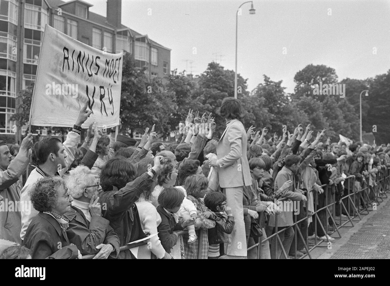 Demonstration for release Rinus Wehman Den Haag Description: Demonstrators for the flat of Minister of Defence Den Toom Annotation: Conscript soldier Rinus Wehrmann refused to have his long hair cut and was Demonstration for release Rinus Wehman Den Haag Description: Demonstrators for the flat of Minister of Defence Den Toom Annotation: Conscript soldier Rinus Wehrmann refused to have his long hair cut and was