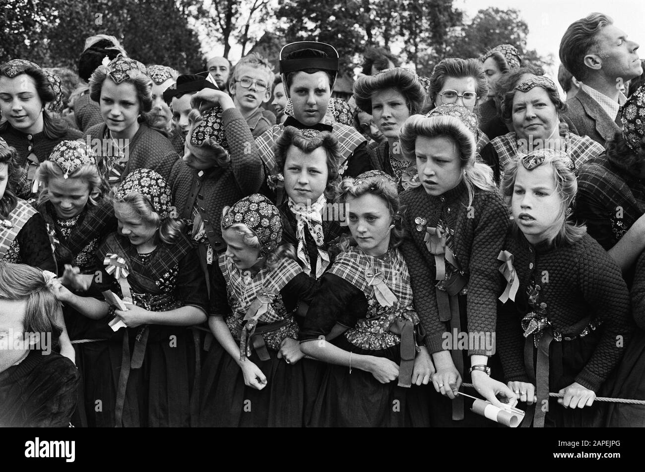 Visit of Queen Juliana to West Overijssel Description Population of