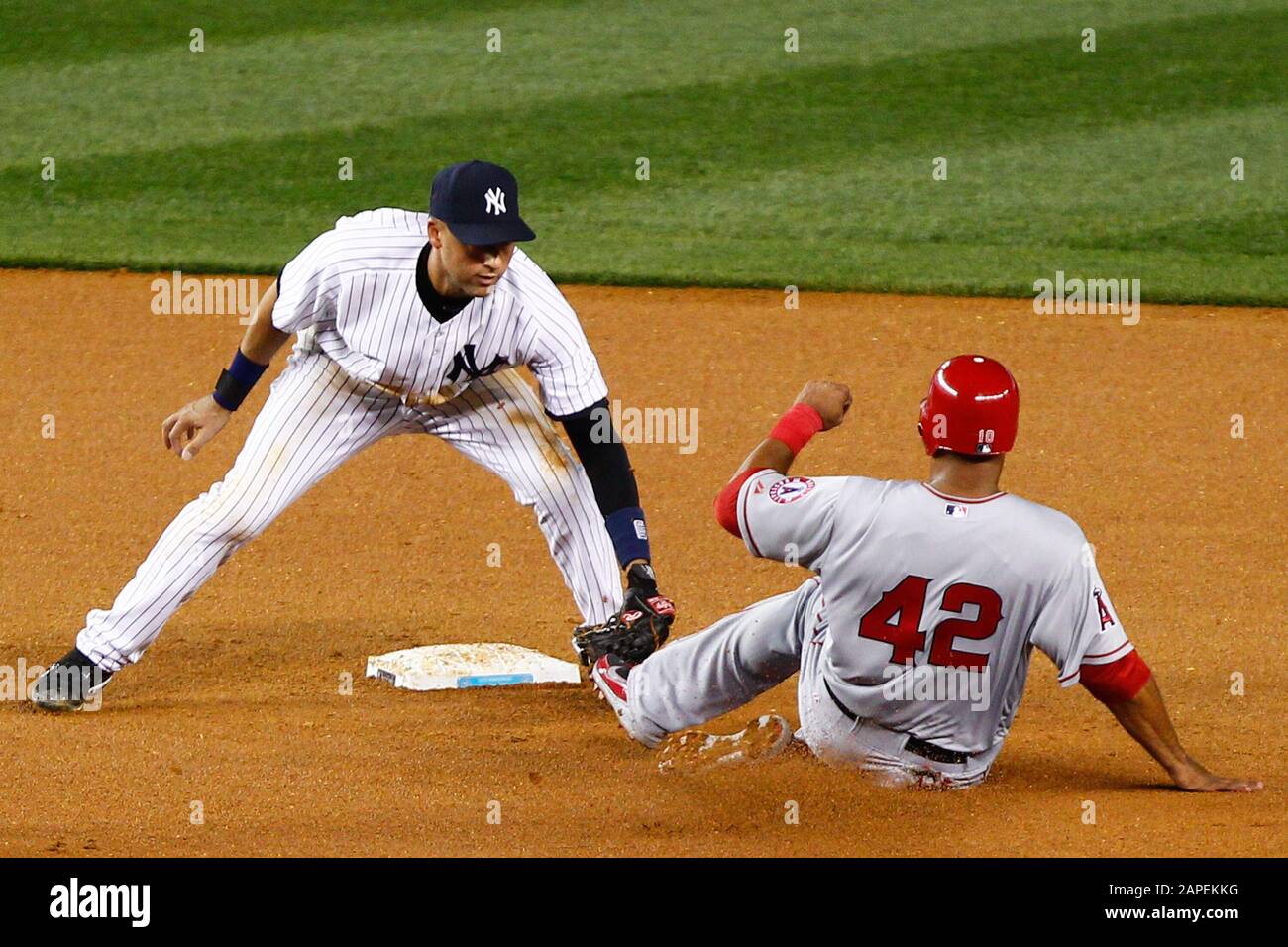 BRONX, NY New York Yankees shortstop Derek Jeter (2) tags out Los