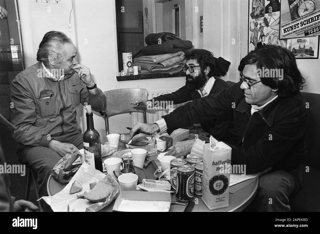 Institute of Social Sciences in Amsterdam occupied Description: Occupied occupiers around a crowded table Date: 19 December 1979 Location: Amsterdam, Noord-Holland Keywords: officials, occupations, students, tables, scientific education Stock Photo