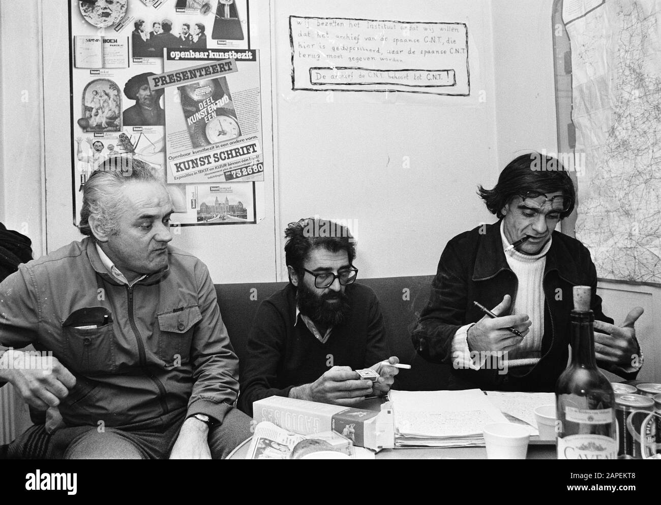 Institute of Social Sciences in Amsterdam occupied Description: Occupied occupiers around a table Date: 19 December 1979 Location: Amsterdam, Noord-Holland Keywords: officials, occupations, junk, students, tables, scientific education Stock Photo