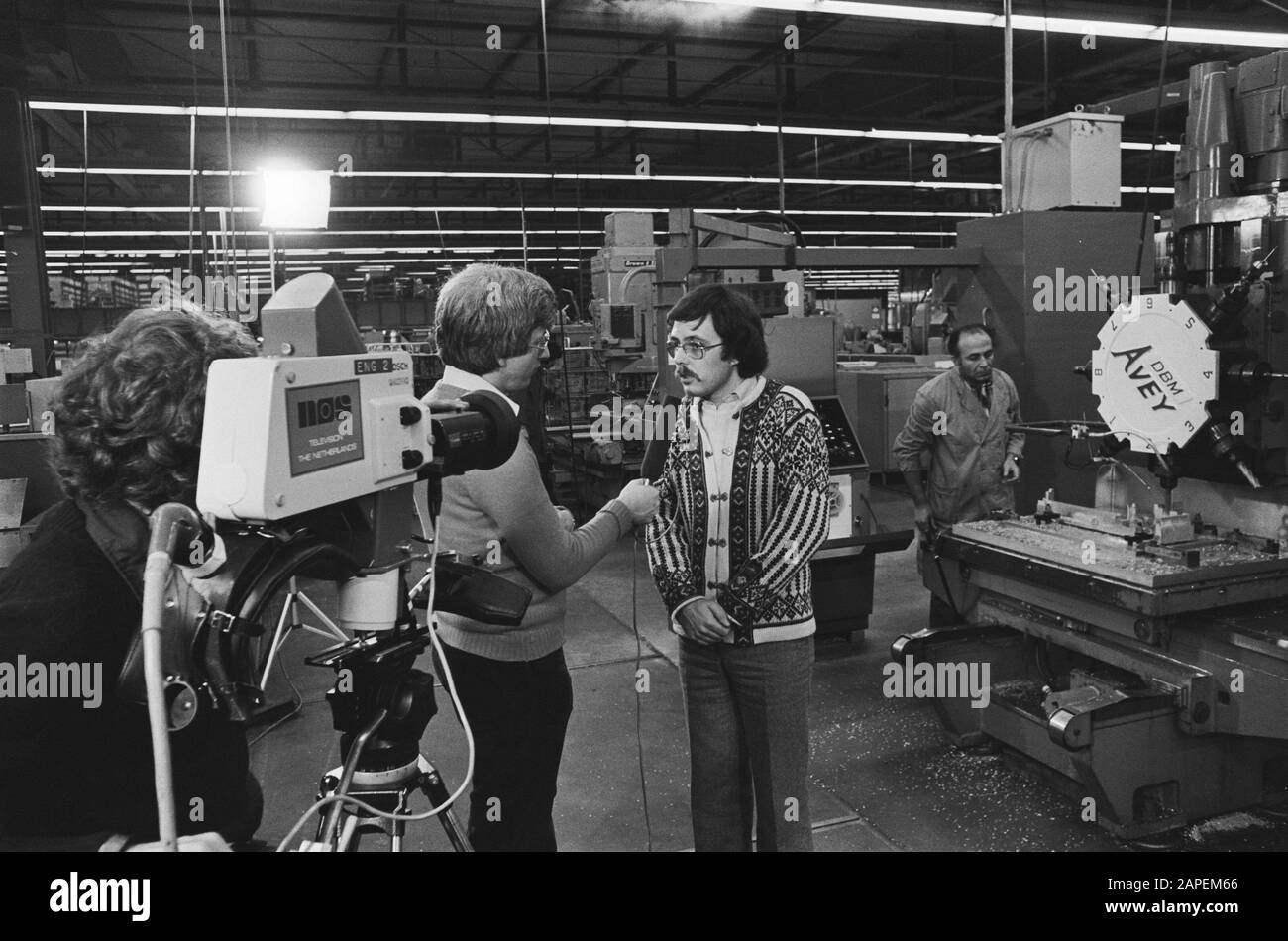 Occupation Tealtronic; NOS filming in factory hall Date: 10 January 1977 Keywords: occupancy, films Institution name: NOS Stock Photo