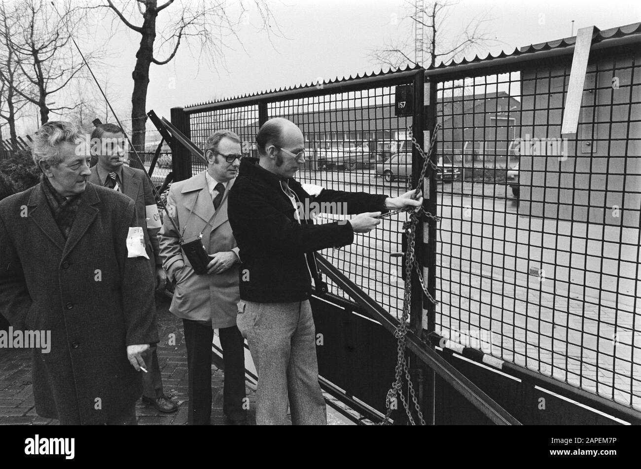 Occupation Tealtronic; after the appearance of a bailiff, the gates were closed with large chains Date: January 10, 1977 Keywords: occupancy, PORTS Stock Photo