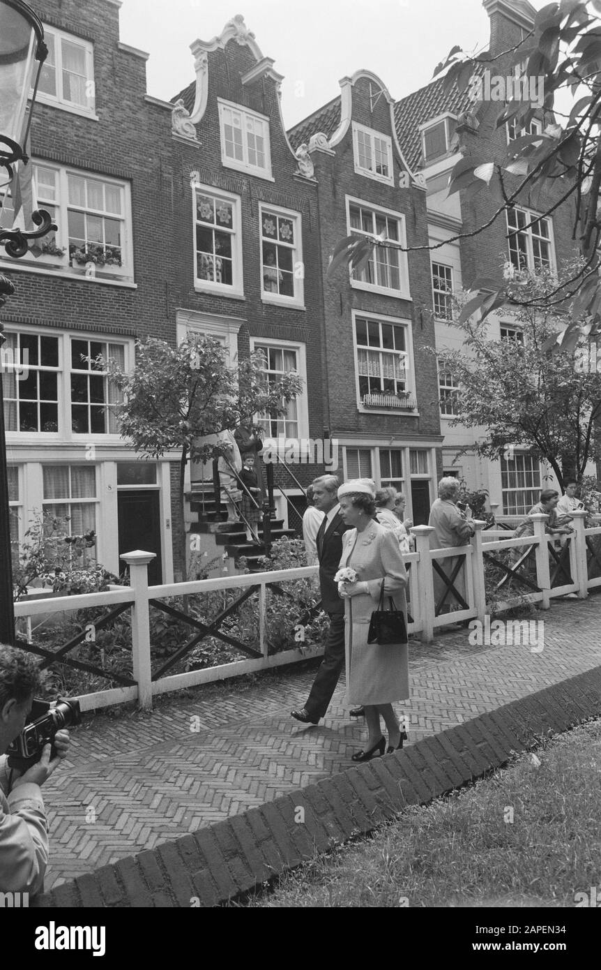 Visit English Royal couple; Queen Elizabeth at Begijnhof Date: July 5, 1988 Location: Amsterdam, Noord-Holland Keywords: visits Personal name: Elizabeth Queen Institution Name: Begijnhof Stock Photo