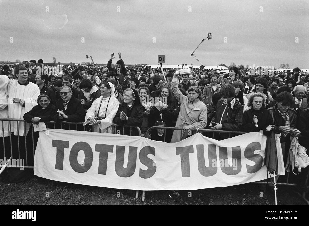 Visit Pope John Paul II to the Netherlands; Eucharist celebration at Beek Airport; participants with banner Totus Tuus Date: 14 May 1985 Keywords: visits, popes, airports Personal name: John Paul II (pope) Stock Photo