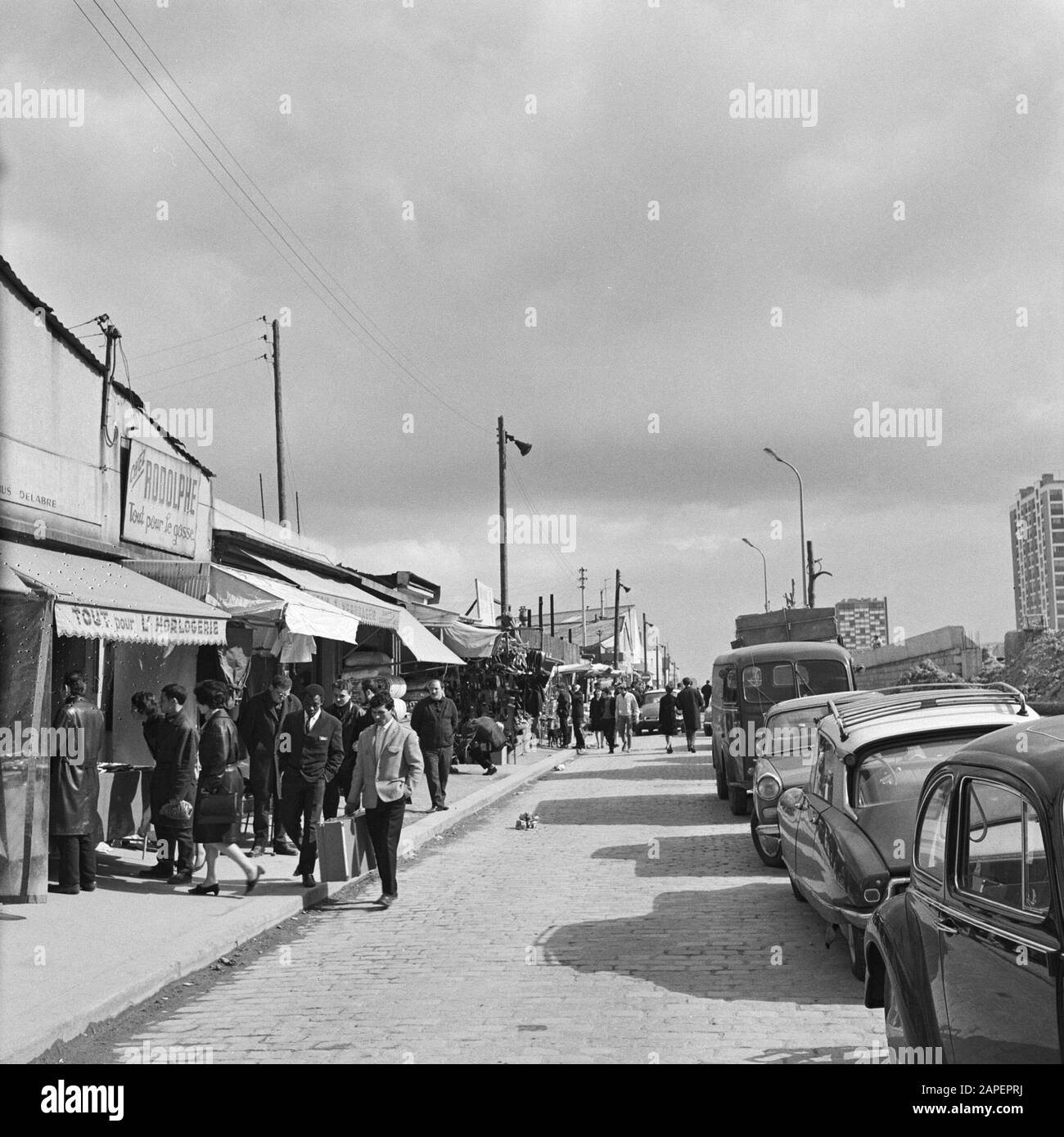 Pariser Bilder [The street life of Paris] Description: Visitors to a flea market along displayed merchandise Date: 1965 Location: France, Paris Keywords: street images, flea markets Stock Photo