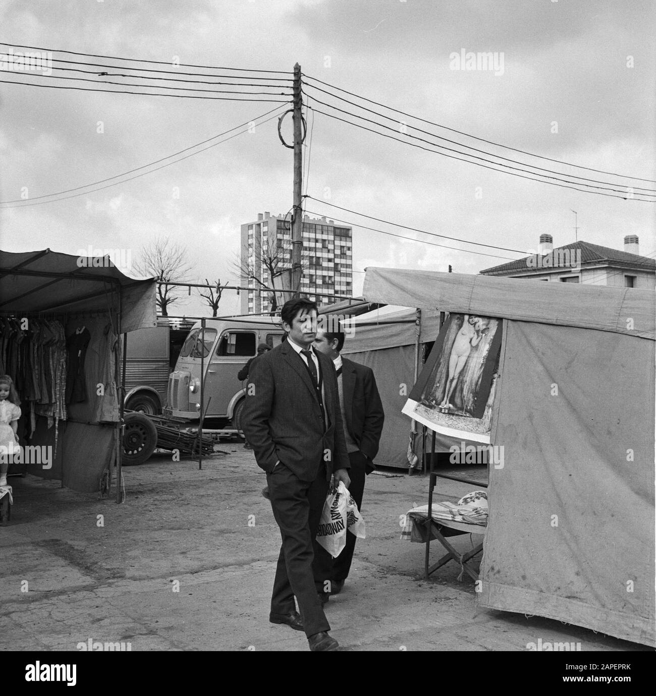 Pariser Bilder [The street life of Paris] Description: Visitors to a flea market Date: 1965 Location: France, Paris Keywords: high voltage towers, street sculptures, flea markets Stock Photo