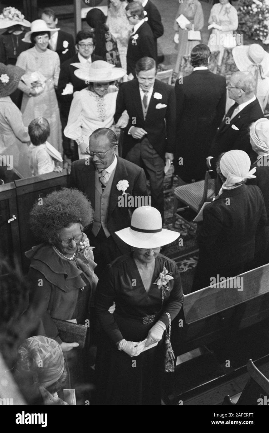 Marriage Princess Christina and Jorge Guillermo; the conclusion of the church marriage in the Domkerk in Utrecht Description: On leaving the church, under Queen Juliana and Mrs. Guillermo, above Princess Beatrix and Prince Claus Date: 28 June 1975 Location: Utrecht (prov.), Utrecht (city) Keywords: marriages, churches, queens, princes, princesses Personal name: Beatrix, princess, Claus, prince, Guillermo, Edina, Juliana, Queen Institution name: Cathedral Stock Photo