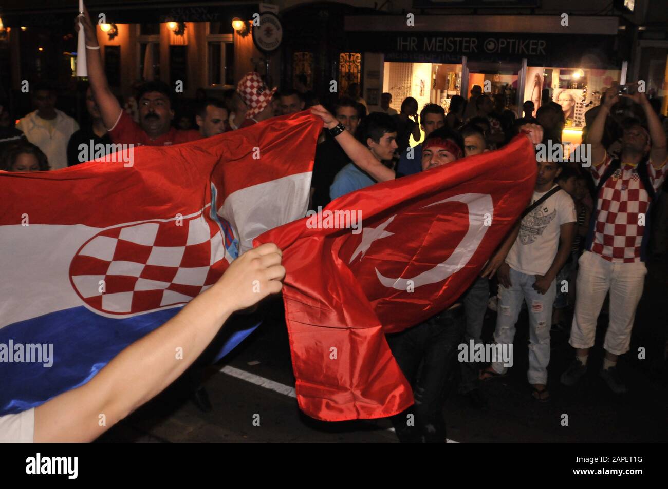 Kroatische und Türkische Fußballfans feiern gemeinsam in Wien-Ottakring, Euro 2008 Vienna - Euro 2008, Vienna Stock Photo