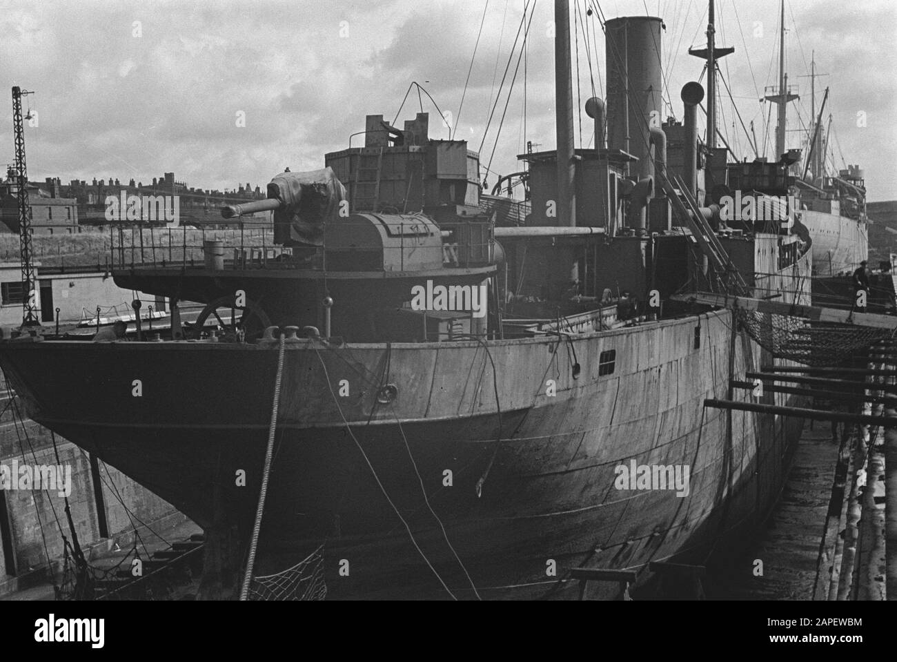 MN [Merchant Navy]Anefo London series Description: Caption: Dutch  merchantman in dry dock [Dutch merchant ship in dry dock] Date: August 1943  Location: Great Britain Keywords: doks, merchant ships, merchant fleets,  navy, World