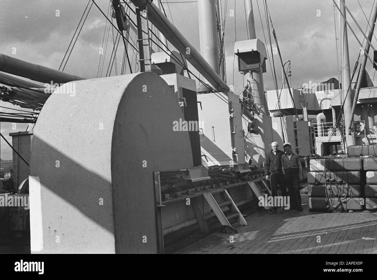 MN [Merchant Navy]/Anefo London series Description: Caption: Unloading food for Brittain. A Dutch cargoboat Date: 10 May 1943 Location: Great Britain Keywords: crew, merchant fleets, cargoes, navy, ships, World War II Stock Photo