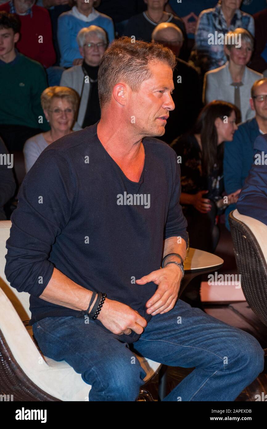 Markus Lanz Talkshow in Hamburg Featuring: Bernhard Heitz (ueberlebte vor  20 Jahren einen Flugzeugabsturz) Where: Hamburg, Germany When: 01 Nov 2017  Credit: Becher/WENN.com Stock Photo - Alamy