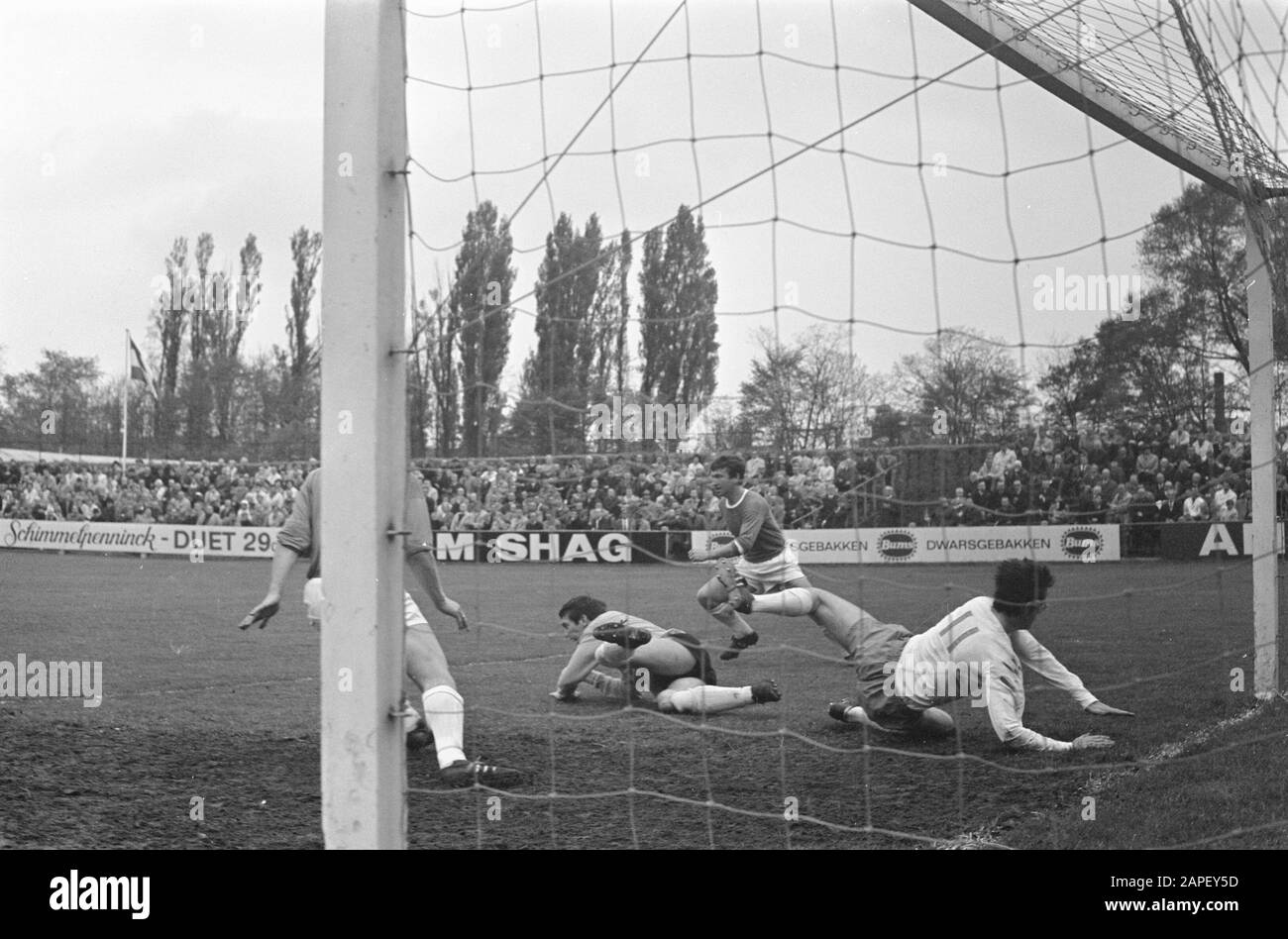 Blue White against RCH 0-0. Attack on target of RCH Date: April 28, 1968 Keywords: sport, football Institution name: Blue White, RCH Stock Photo