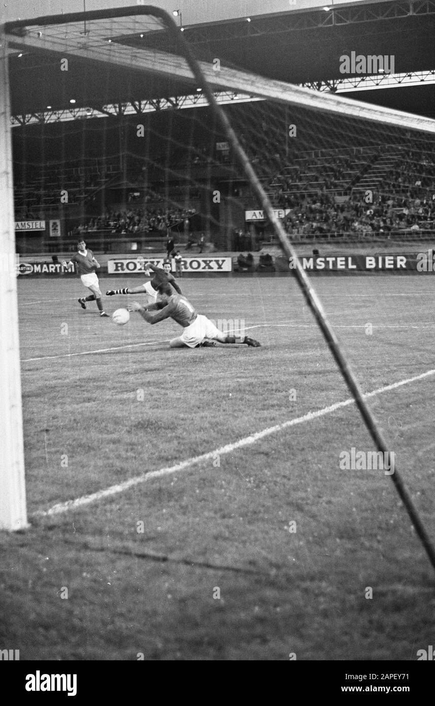 BlueWhite against Blackburn Rovers, Arie de Elder has shot in
