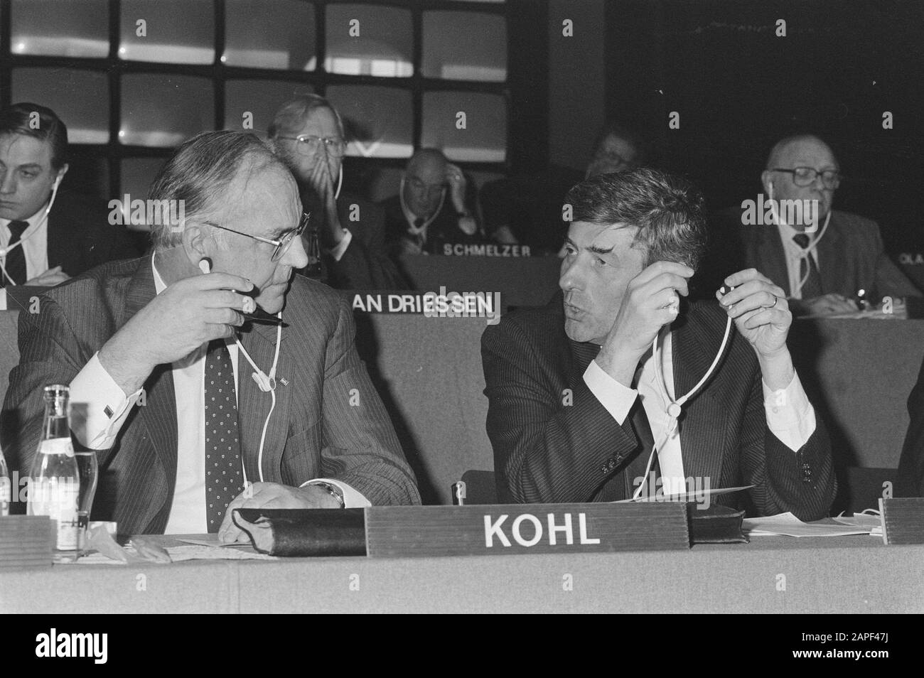 Congress of the European People's Party 1986 in The Hague Description: Chancellor Kohl of West Germany in conversation with Prime Minister Lubbers Annotation: marginals negative strip: 27en 28 Kohl Date: April 12, 1986 Location: The Hague, Zuid-Holland Keywords: conferences, economics, minister-presidents Personal name: Kohl, Helmut, Lubbers, Ruud Stock Photo