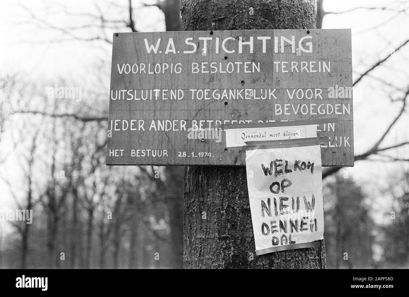 The perikelen around Dennendal Description: Board on the site of the Willem Arntz Foundation, to which a paper with 'welcome op Nieuw Dennendal' is attached Date: 29 January 1974 Location: Den Dolder (Zeist), Utrecht Keywords: occupations, signs, institutions, psychiatry Institution name: Willem Arntsz Foundation Stock Photo