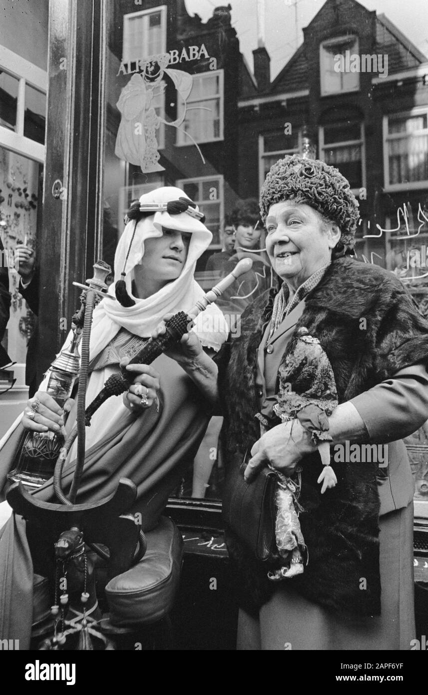 Boutique Ali Baba at Haarlemmerstraat 85. actress Magda Janssens and Ali Baba Date: October 13, 1967 Location: Amsterdam Keywords: actors, shops Personal name: Janssens, Magda Stock Photo