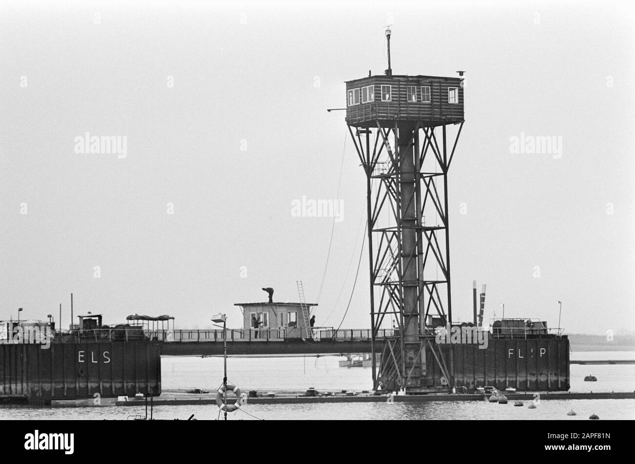 Construction tunnel between Dordrecht and Zwijndrecht under Oude Maas; element waiting for transport in Dordtse Kil Date: 10 February 1976 Location: Dordrecht, Zwijndrecht Keywords: TunnelBouw Stock Photo