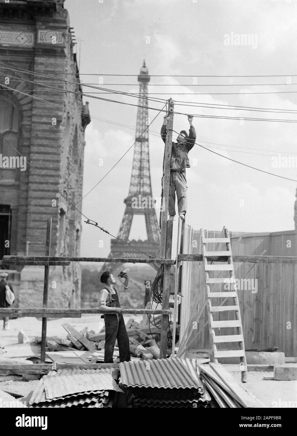 Reportage Paris Description Construction work; in the background the