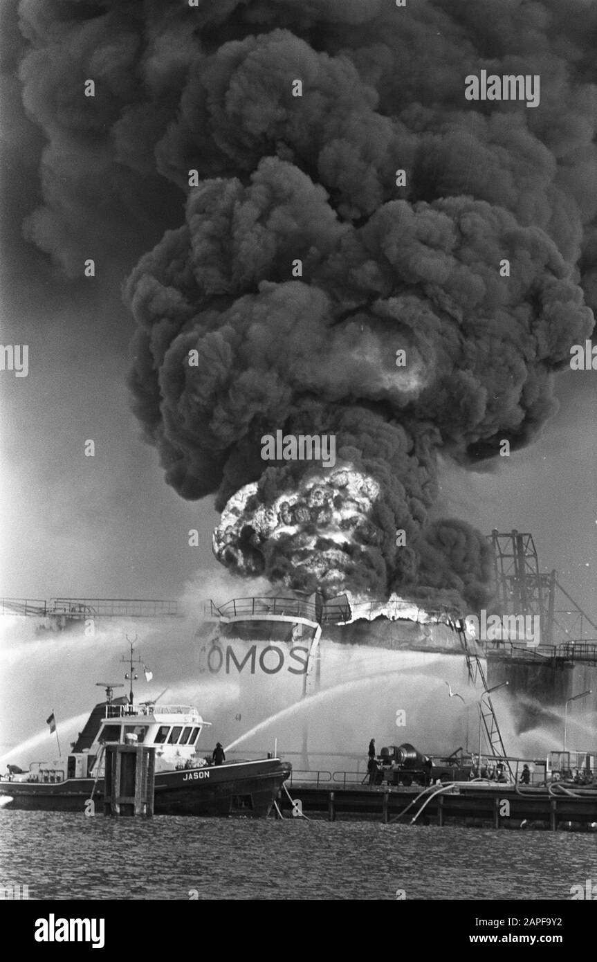 Fire at Comos in the Petroleumhaven Amsterdam in a petrol tank. Huge cloud of smoke above the burning gasoline Date: 20 November 1969 Location: Amsterdam, Noord-Holland Keywords: burn Stock Photo