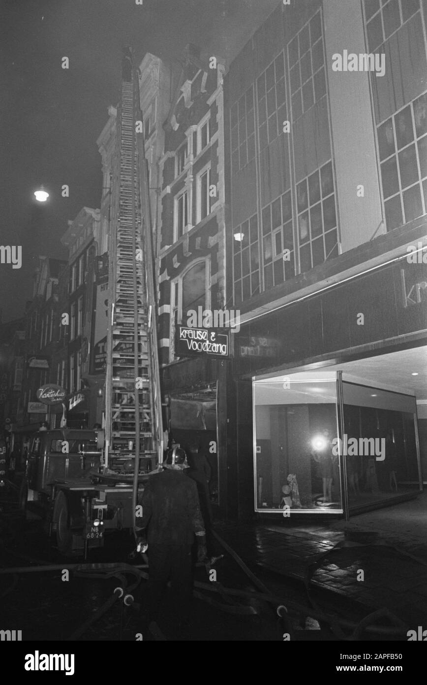 Brand in fashion magazine Krause and Vogelzang in Kalverstraat Amsterdam. Fire brigade with ladder Date: 11 March 1970 Location: Amsterdam, Noord-Holland Keywords: FIRE, fires Stock Photo