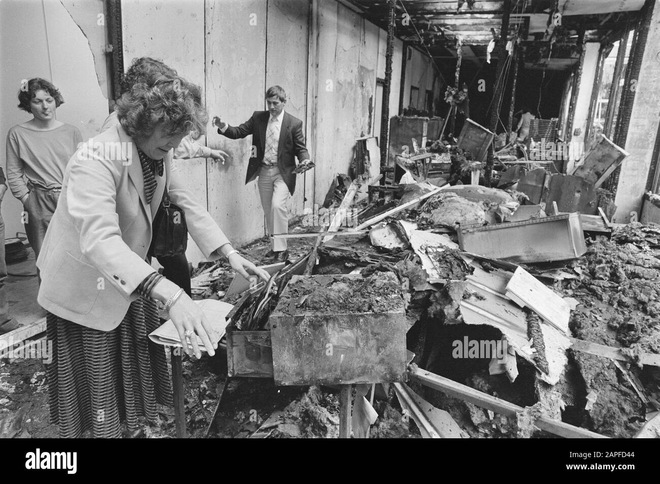 Arson at Herhuisvesting in Amsterdam; officials search files Date: July 6, 1984 Location: Amsterdam, Noord-Holland Keywords: OFFICIALS, DOSES, fires Stock Photo