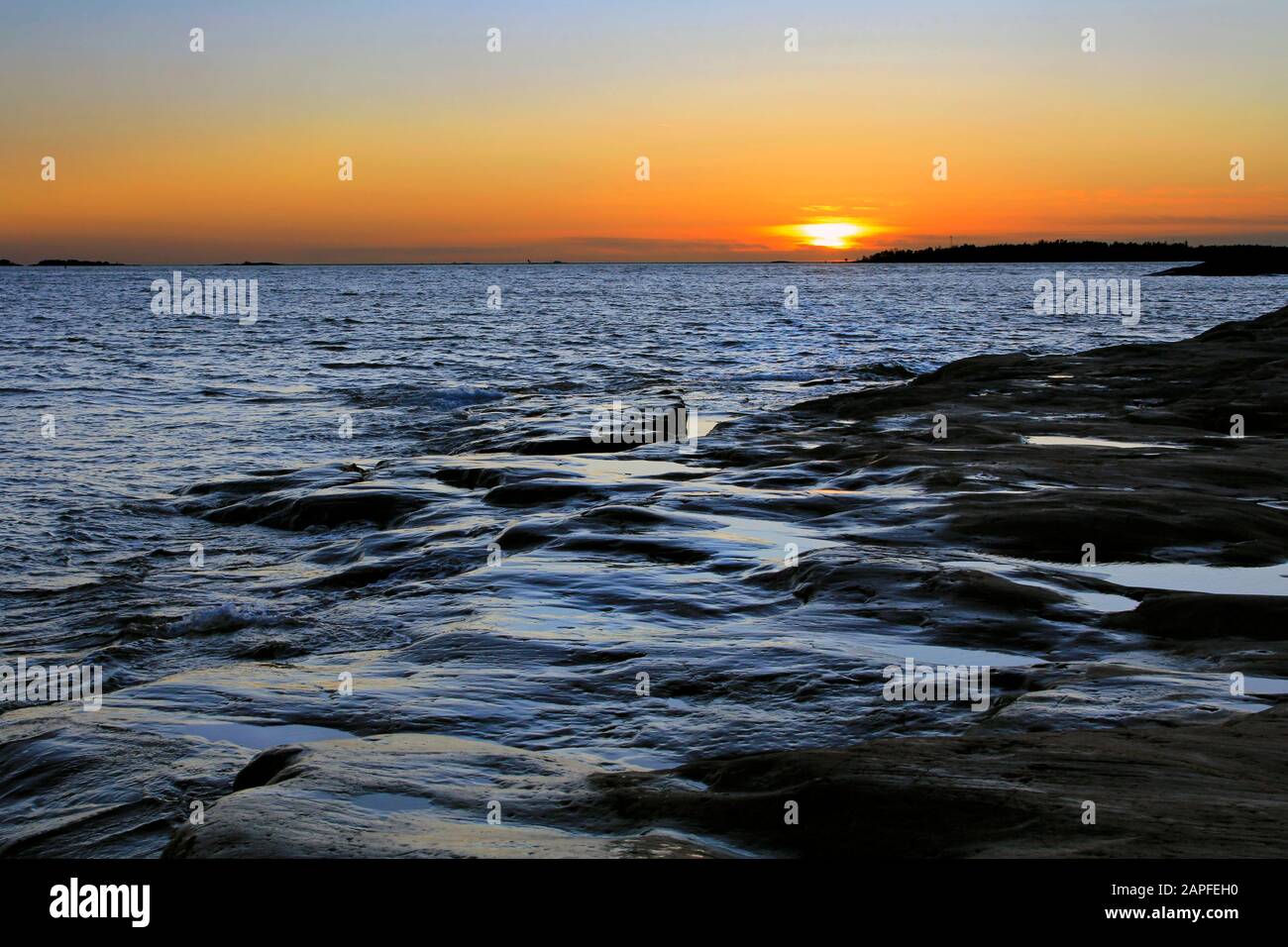 Waterfront island hi-res stock photography and images - Alamy