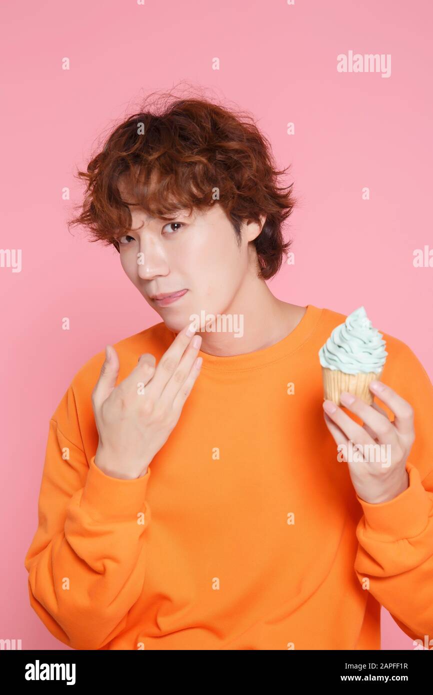 Single cupcake, smile hi-res stock photography and images - Alamy