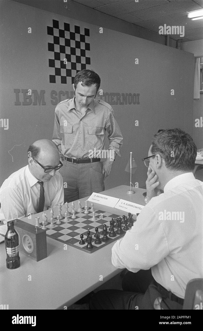 IBM Chess Tournament 1968 Description: Bronstein (l) plays against  Shamkovich (r). Kavalek looks along Date: 31 July 1968 Location: Amsterdam,  Noord-Holland Keywords: group portraits, chess players, chess tournaments, chess  players Personal name