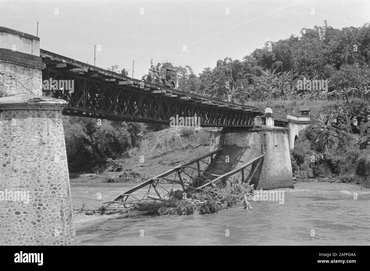 Instructional photos of Bailey bridge construction at Baturaja and Tjilampenie Description