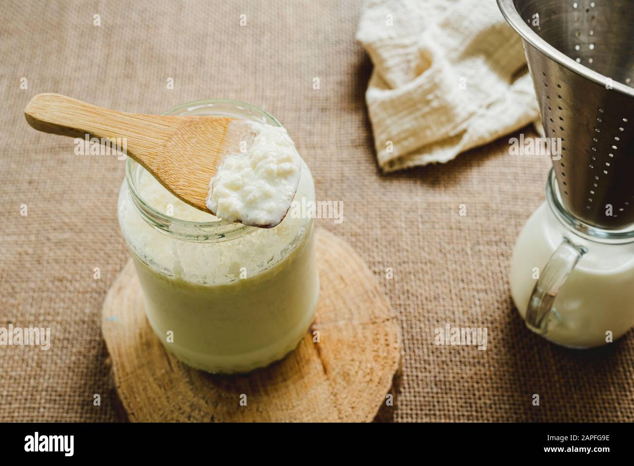 Preparation of a homemade milk kefir, separating the grains from the